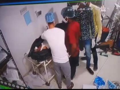 Hospital staff captures CCTV camera in Dhule, stealing cash from Mayata's pocket | धुळ्यात मयताच्या खिशातील रोख रक्कम लांबवत रुग्णालय कर्मचारी सीसीटीव्ही कॅमेरात कैद