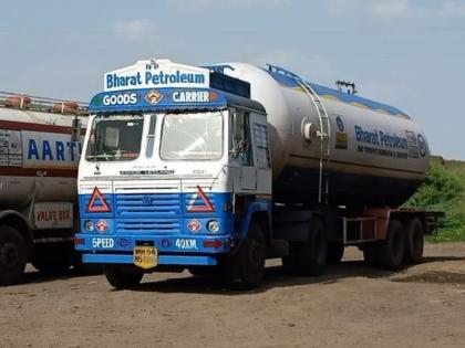 LPG weighing 5 tons 60 kg was removed from a tanker near Dhule | धुळ्यानजिक टँकरमधून लांबविला ५ टन ६० किलो वजनाचा एलपीजी गॅस LPG weighing 5 tons 60 kg was removed from a tanker near Dhule | धुळ्यानजिक टँकरमधून लांबविला ५ टन ६० किलो वजनाचा एलपीजी गॅस