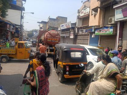 Coronavirus: Traffic jam during Ulhasnagar Ain lockdown; The market crowded | Coronavirus: उल्हासनगरात ऐन लॉकडाऊन काळात वाहतूक कोंडी; मार्केट गर्दीने फुलले