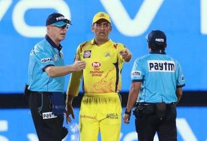 Dhoni fined for battling with umpire | पंचासोबत वाद घातल्याने धोनीला दंड