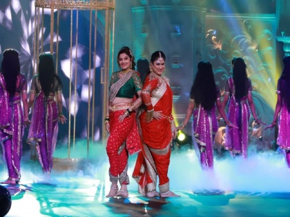Varsha Usgaonkar and harshada khanvilkar will perform in star pravah parivaar awards 2021 | हर्षदा खानविलकर आणि वर्षा उसगांवकर यांच्या नृत्याची झलक पाहिली का? सोशल मीडियावर रंगलीय चर्चा