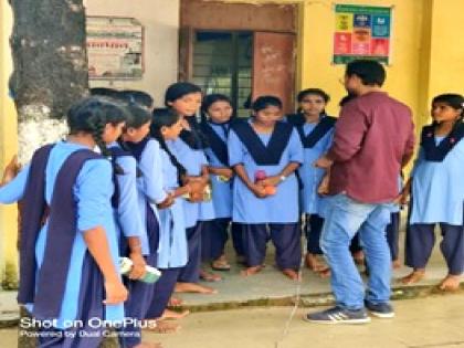 Science demonstration lessons to students, an outreach initiative of RTM Nagpur University | आकाशाला रंग निळा कसा, सांगा परावर्तन म्हणजे काय?, विद्यार्थ्यांना प्रयोगाच्या आधारे विज्ञानाचे धडे