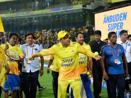 IPL 2019: MS Dhoni's gift to fans, watch video | IPL 2019 : मॅचनंतर धोनीने वाटली चाहत्यांना गिफ्ट, पाहा व्हिडीओ