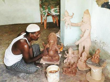 Naushad Khan has been making beautiful Ganesh idols for the last ten years ... | नौशाद खान गेल्या दहा वर्षांपासून साकारताहेत सुबक गणेशमूर्ती...