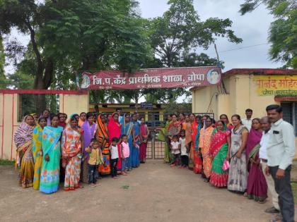 The school was locked by angry parents following the teacher's demand | शिक्षकाच्या मागणीला घेवून संतप्त पालकांनी ठोकले शाळेला कुलूप