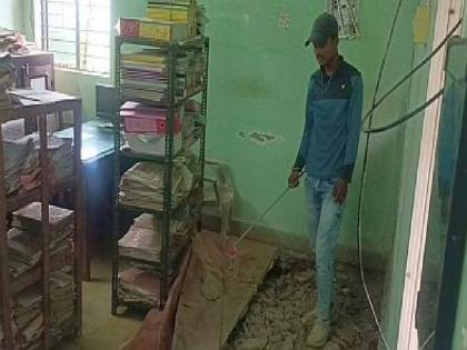 Abba..! About 10 snakes were found in the electricity office | बापरे..! वीज कार्यालयात आढळले चक्क १० विषारी साप