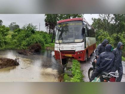 pothole on the Dhanora-Murumgaon road caused ST Bus steering failure, luckily bus stuck on the bridge of the canal and passengers escaped unhurt | महामंडळाची बस नाल्याच्या पुलावर अडकली अन् प्रवाशी बालंबाल बचावले