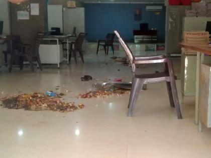 angry citizen thrown the dead chickens in the office of the chief executive, Municipal President | ..अन् चक्क मुख्याधिकारी, नगराध्यक्षांच्या कक्षात फेकल्या मृत कोंबड्या