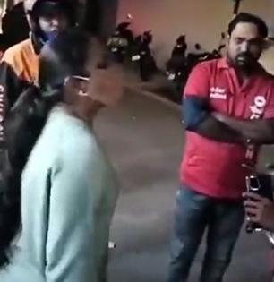 फूड डिलिव्हरी बॉयकडून पार्सल हिसकावलं, त्याला चपलेनं मारलंही, हे काय वागणं झालं.. व्हायरल व्हिडिओ