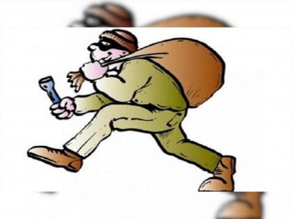 He fell asleep without closing the door of the house, worth 4.82 lakhs theft | घराचा दरवाजा बंद न करताच झोपी गेला, ४.८२ लाखांचा मुद्देमाल लंपास