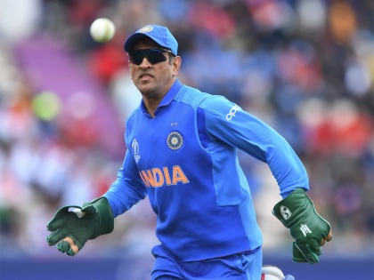 ICC World Cup 2019: The ICC asked bcci to remove the Indian Army icon on the gloves of MS Dhoni | ICC World Cup 2019: धोनीच्या ग्लोव्हजवरील भारतीय आर्मीचे चिन्ह आयसीसीने काढायला सांगितले