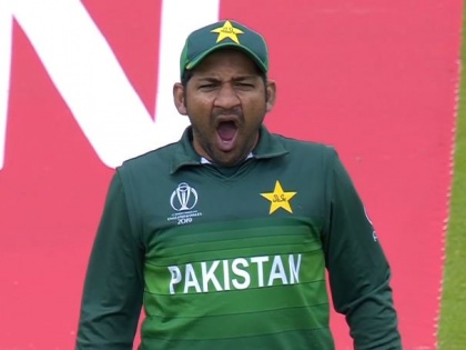 India Vs Pakistan, Latest News: Sarfaraz Ahmad Troll due to relaxation in the field | India Vs Pakistan, Latest News: मैदानात आळस दिल्यामुळे सर्फराझ अहमद होतोय ट्रोल