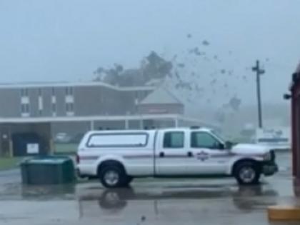 Hurricane Ida lashes Louisiana in US, Stunning video shows clinic's roof ripped off by Ida's winds | VIDEO : अमेरिकेत 'इडा' चक्रीवादळ धडकले, लुईझियाना क्लिनिकचे छप्पर उडाले  