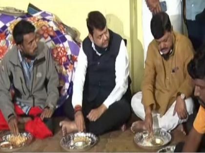 Devendra Fadnavis and Pravin Darekar visits Ambeghar landslide area in Satara | देवेंद्र फडणवीस आणि प्रवीण दरेकरांनी दरडग्रस्तांसोबत केलं जेवण, वाढीव मदतीची केली मागणी