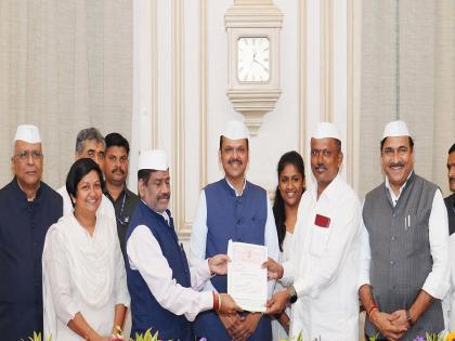 Agreement in presence of Devendra Fadnavis, MoU for 12000 houses in Mumbai for Dabbawalas and the Charmakar community | डबेवाले, चर्मकार समाजासाठी घरे; देवेंद्र फडणवीस यांच्या उपस्थितीत करार