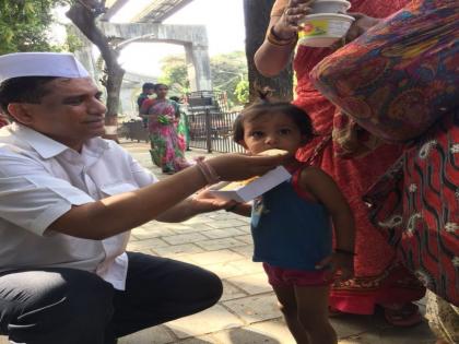 mumbai's dabbawala celebrate the royal wedding of prince harry meghan markle | Video : मुंबईच्या डबेवाल्यांनी प्रिन्स हॅरी-मेगन मार्कलच्या लग्नाचे केले अनोखे सेलिब्रेशन