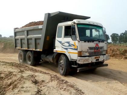 A 12-year-old girl was crushed by a truck transporting iron ore | लोहखनिज वाहतूक करणाऱ्या ट्रकने १२ वर्षांच्या मुलीला चिरडले