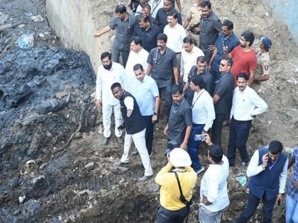 Why does the Chief Minister have to get down in the drains..? | मुख्यमंत्र्यांना नाल्यांमध्ये का उतरावे लागते..?