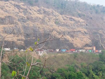 heavy traffic jam on Mumbai-Pune Expressway; Line up on the way to Pune took 1 hour to cross khandala ghat | मुंबई-पुणे एक्स्प्रेस वेवर प्रचंड वाहतूक कोंडी; पुण्याला जातानाच्या मार्गिकेवर रांगा