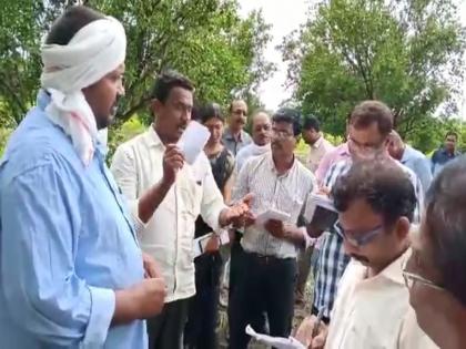 Farmers anger on agricultural officers | शेतक-यांच्या रुद्रावतारानंतर कृषी अधिका-यांचा शेतातून काढता पाय 