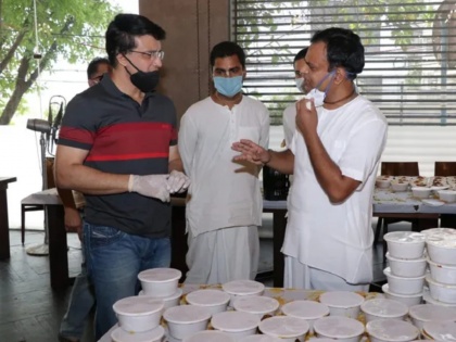 BCCI president Sourav Ganguly helps ISKCON feed 10,000 people daily during coronavirus lockdown svg | ISKCONच्या समाजकार्यात 'दादा' चा हातभार; गांगुलीच्या मदतीमुळे 10 हजार लोकांचं भरणार पोट