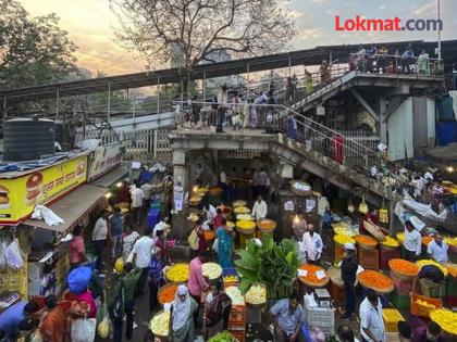 in mumbai dadar flower market worth rs 200 crore huge turnover expected during ganapati days crowd for buying flowers | दादरचे फुलमार्केट २०० कोटी रुपयांचे, गणपतीच्या दिवसांत मोठी उलाढाल अपेक्षित, खरेदीसाठी झुंबड