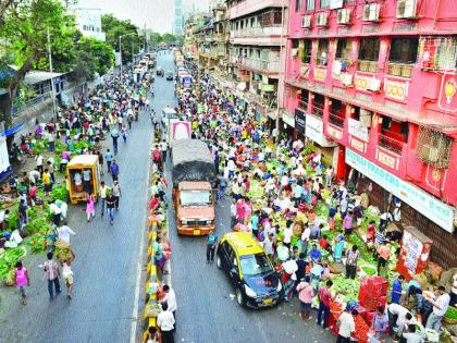 Unauthorized hawks attack Dadar board | दादर मंडईला अनधिकृत फेरीवाल्यांचा विळखा