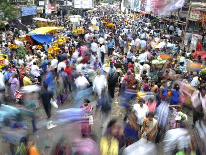 The breath of Kondotoy Dadar by the hawkers; Take action after taking action | फेरीवाल्यांच्या विळख्याने कोंडतोय दादरचा श्वास; कारवाईनंतरही लागतात ठेले