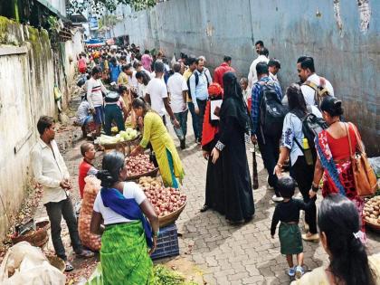 in mumbai despite continues action to the hawkers by bmc there in dadar station situation as it is | दादर मोकळा श्वास कधी घेणार? कारवाईनंतर पुन्हा येरे माझ्या मागल्या 