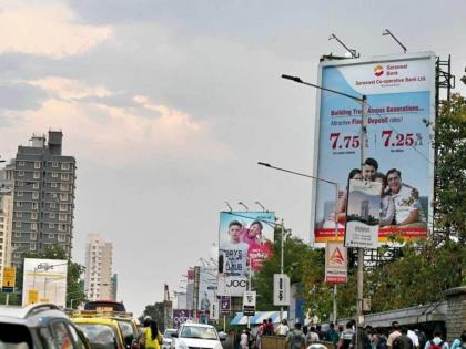 about 8 illegal hoardings on tilak bridge taken down bmc action after request of railways in mumbai | टिळक पुलावरील ८ बेकायदा होर्डिंग्ज उतरवले; रेल्वेच्या विनंतीनंतर पालिकेची कारवाई