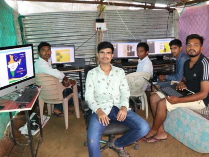 Meet dadasaheb bhgat, who started a graphic company in the village in maharashtra | गावातल्या खोपटात ग्राफिक कंपनी सुरू करणाऱ्या या दोस्ताला भेटा!