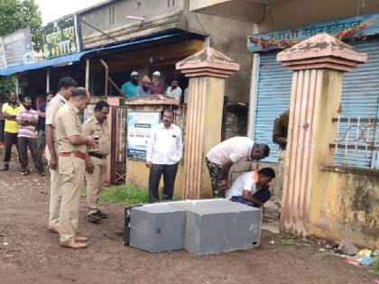 Thieves tried to break ATM machine in Daflapur of Jat taluka sangli district | सांगली जिल्ह्यात चोरट्यांचा धुमाकुळ; डफळापुरात एटीएम मशीन फोडण्याचा प्रयत्न, कारला बांधले मशीन अन्..