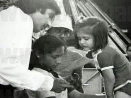 Amitabh Bachchan shares pic of Kareena Kapoor as a little girl, says he tended to her injury after she hurt her foot | ओळखा पाहू अमिताभ बच्चन यांनी शेअर केलेल्या फोटोतील या चिमुरडीला, आता करतेय बॉलिवूडवर राज