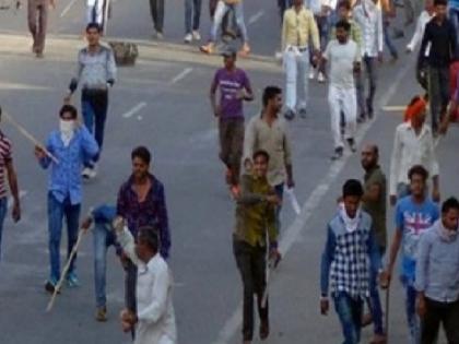 During the immersion procession of Goddess Durga in Karad, there is smoke in circles, stormy stone pelting; Crime against 25 persons | कऱ्हाडात दुर्गादेवी मूर्ती विसर्जन मिरवणुकीत मंडळांमध्ये धुमश्चक्री, तुफान दगडफेक; २५ जणांवर गुन्हा