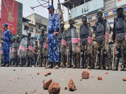 Demonstration of communal riot control plan by Rapid Response Team at Moti Chowk in Satara | साताऱ्यात मोती चौकात दंगा, दगडफेक अन् नागरिकांची धावाधाव!; नेमकं काय घडलं..