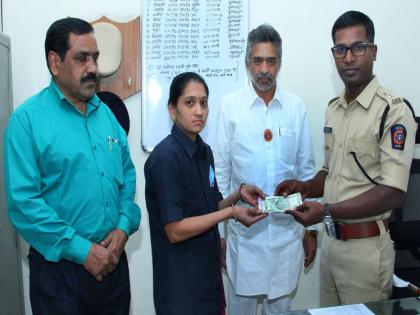 The honesty of the women security guard in 'Dagaduhesh', handed over to 12,000 police personnel found in Ganpati temple premises. | ‘दगडूशेठ’मंदिरातील महिला सुरक्षारक्षकाचा प्रामाणिकपणा, गणपती मंदिराच्या परिसरात सापडलेले १२ हजार पोलिसांकडे सुपूर्द