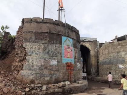  Amalner's historic stone door will be rebuilt | अमळनेरातील ऐतिहासिक दगडी दरवाजाची होणार पुनर्बांधणी