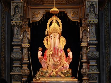 Swarabhishak for dagdusheth ganpati :crowd of devotees on the occasion Angaraki chaturthi | दगडूशेठ गणपतीला स्वराभिषेक : अंगारकीनिमित्त भाविकांची अलोट गर्दी