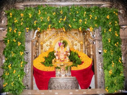 Mangalmurti Moraya Dagdusheth Halwai Ganpati Bappa was offered 11000 mangoes | मंगलमूर्ती मोरया! श्रीमंत दगडूशेठ हलवाई गणपती बाप्पांना ११ हजार आंब्यांचा महानैवेद्य