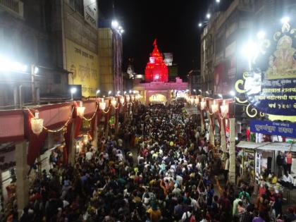 Going to see the sights, take care of the mobile! 60 mobiles are stolen every day in Dagdusheth Ganpati area | देखावे पाहण्यास जाताय, मोबाइल सांभाळा! दगडूशेठ गणपती परिसरात दररोज ५० ते ६० मोबाइल चोरीला