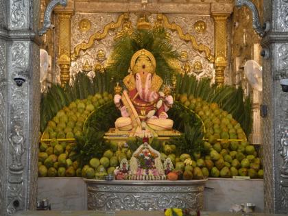 Let there be a healthy India pray at the feet of ganpati Bappa Dagdusheth 11,000 shahalas to Ganapati. | 'आरोग्यसंपन्न भारत होवो', बाप्पांच्या चरणी प्रार्थना, 'दगडूशेठ' गणपतीला ११ हजार शहाळ्यांचा महानैवेद्य