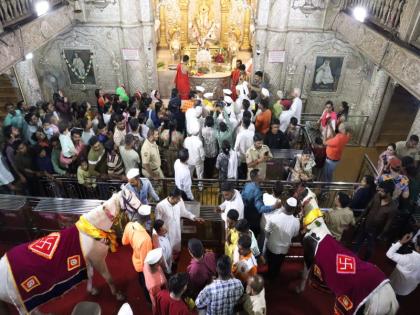 The horses of honor in Mauli's palanquin bow down to the feet of the rich Dagdusheth Ganapati | श्रीमंत दगडूशेठ गणपती चरणी माऊलींच्या पालखीतील मानाचे अश्व नतमस्तक