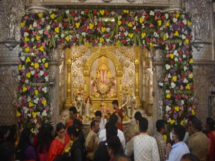 Ganapati Bappa Morya The premises of the Dagdusheth temple were filled with cheers traditional floral garlands on the occasion of Angaraki | गणपती बाप्पा मोरया...! जयघोषाने 'दगडूशेठ' मंदिराचा परिसर दुमदुमला, अंगारकीनिमित्त पारंपरिक पुष्पआरास