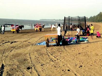 Tourists shout at the beach; Welcome to the New Year! | समुद्रकिनारे पर्यटकांनी गजबजले; नववर्षाचे उत्साहात स्वागत