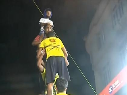 Political parties try to attract young voters on the occasion of Dahi Handi | दहीहंडी सराव शिबिरात 'प्रचारजोर' Political parties try to attract young voters on the occasion of Dahi Handi | दहीहंडी सराव शिबिरात 'प्रचारजोर'