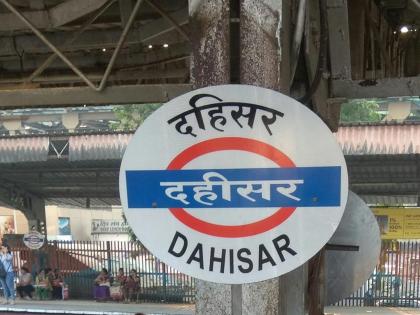 Hawkers' stand outside Dahisar station; Municipality turns a blind eye | दहिसर स्टेशनबाहेर फेरीवाल्यांचे बस्तान; पालिकेचा कानाडोळा