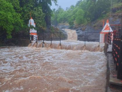 Badlapur Kondeshwar waterfall begins to flow; Tourists will enjoy the scenic view | बदलापूरचा कोंडेश्वर धबधबा लागला वाहू; पर्यटकांना भावणार निसर्गरम्य दृश्य