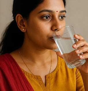 रोज न चुकता ३ लिटर पाणी प्यायलं तर मिळतात अद्भूत फायदे-बदलतं शरीर, आहारतज्ज्ञ सांगतात करुन बघा कारण..