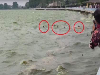 Boat capsizes in Dal Lake in Srinagar due to strong winds, tourists cry for help | श्रीनगरमधील दल सरोवरात वेगवान वाऱ्यांमुळे बोट उलटली, पर्यटकांकडून मदतीसाठी आरडाओरडा Boat capsizes in Dal Lake in Srinagar due to strong winds, tourists cry for help | श्रीनगरमधील दल सरोवरात वेगवान वाऱ्यांमुळे बोट उलटली, पर्यटकांकडून मदतीसाठी आरडाओरडा