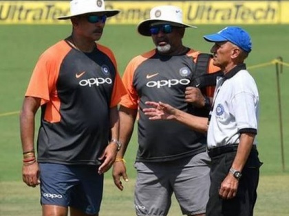 India vs South Africa, 2nd T20: Virat Kohli and Ravi Shastri honor cricketer who has served cricket for 80 years | India vs South Africa, 2nd T20 : कोहली आणि शास्त्री यांनी केला 80 वर्षे क्रिकेटची सेवा करणाऱ्या व्यक्तीचा सत्कार